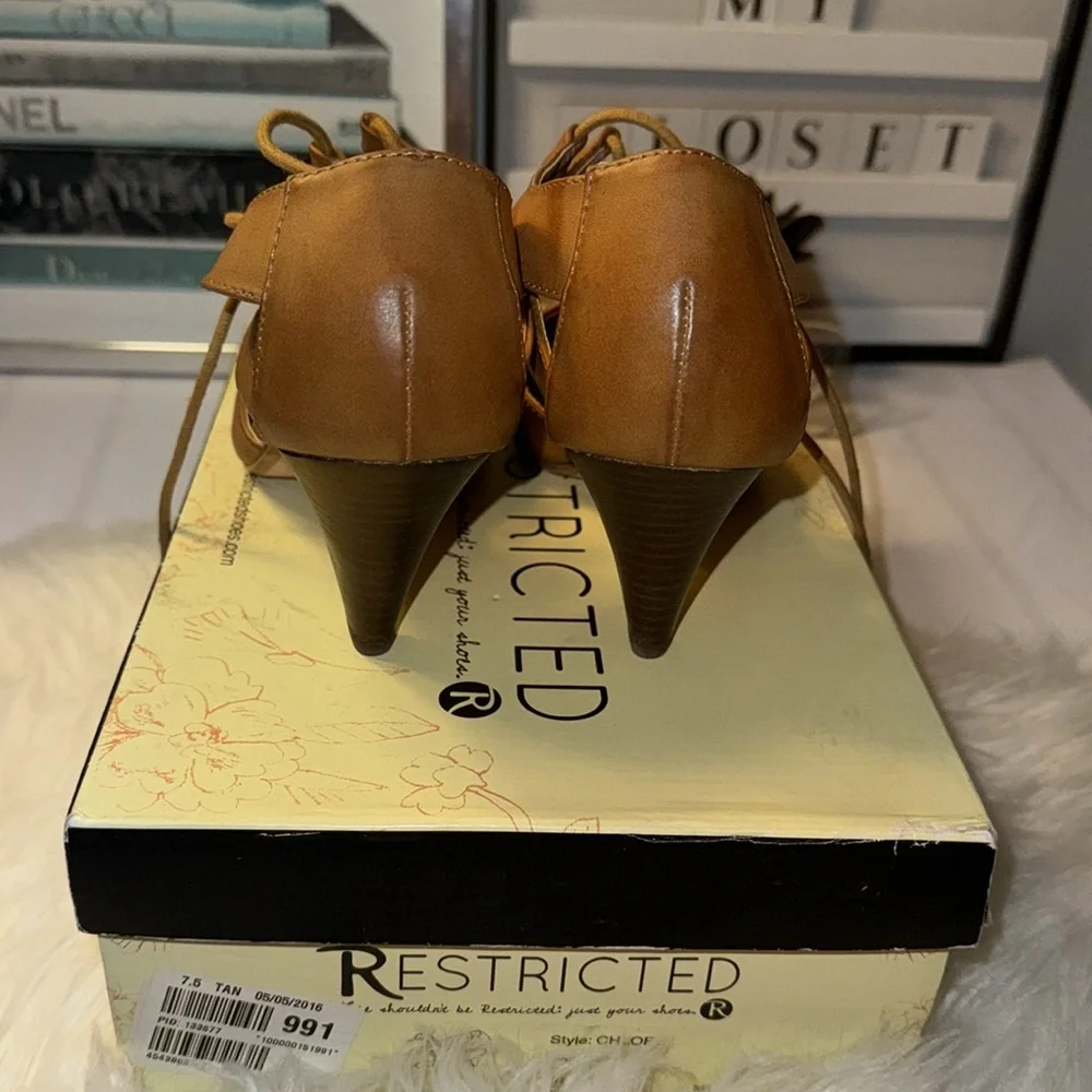 ModCloth Vintage Inspired Celica Oxford Pump 7.5 Tan leather - Picture 4 of 8